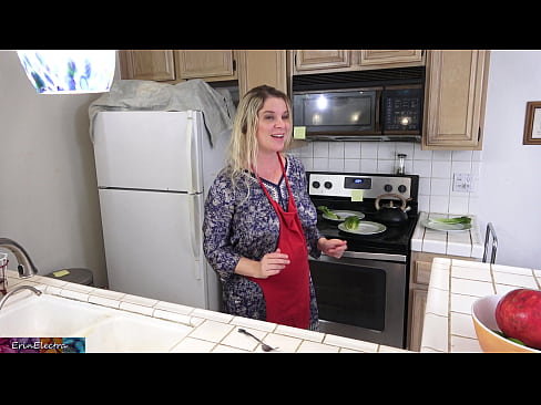 ❤️ Stepmom Mëllech him an der Kichen virun sengem Datum ️ Porno bei eis ❤
