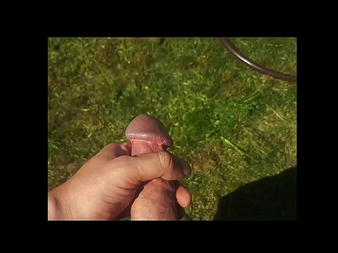 ❤️ Hot Hottie kritt hir rosa Muschi gefuckt a spréngt mat engem Sprëtz an engem Summergaart ️ Porno bei eis ❤