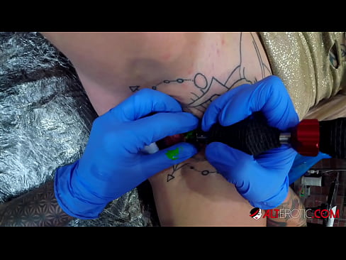 ❤️ Extrem tattooed Hottie Sully Savage krut en Tattoo op hirem Klitoris ️ Porno bei eis ❤