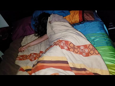 ❤️ Stiefson beréiert seng jonk Stéifmamm wärend hatt schléift. ️ Porno bei eis ❤