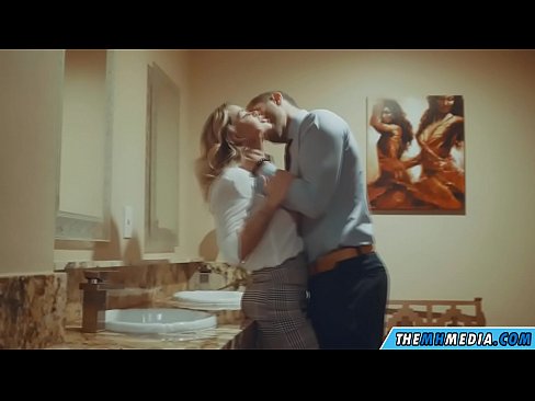 ❤️ Wann eng Busty Blond Iech an engem ëffentlechen Toilette verféiert ️ Porno bei eis ❤